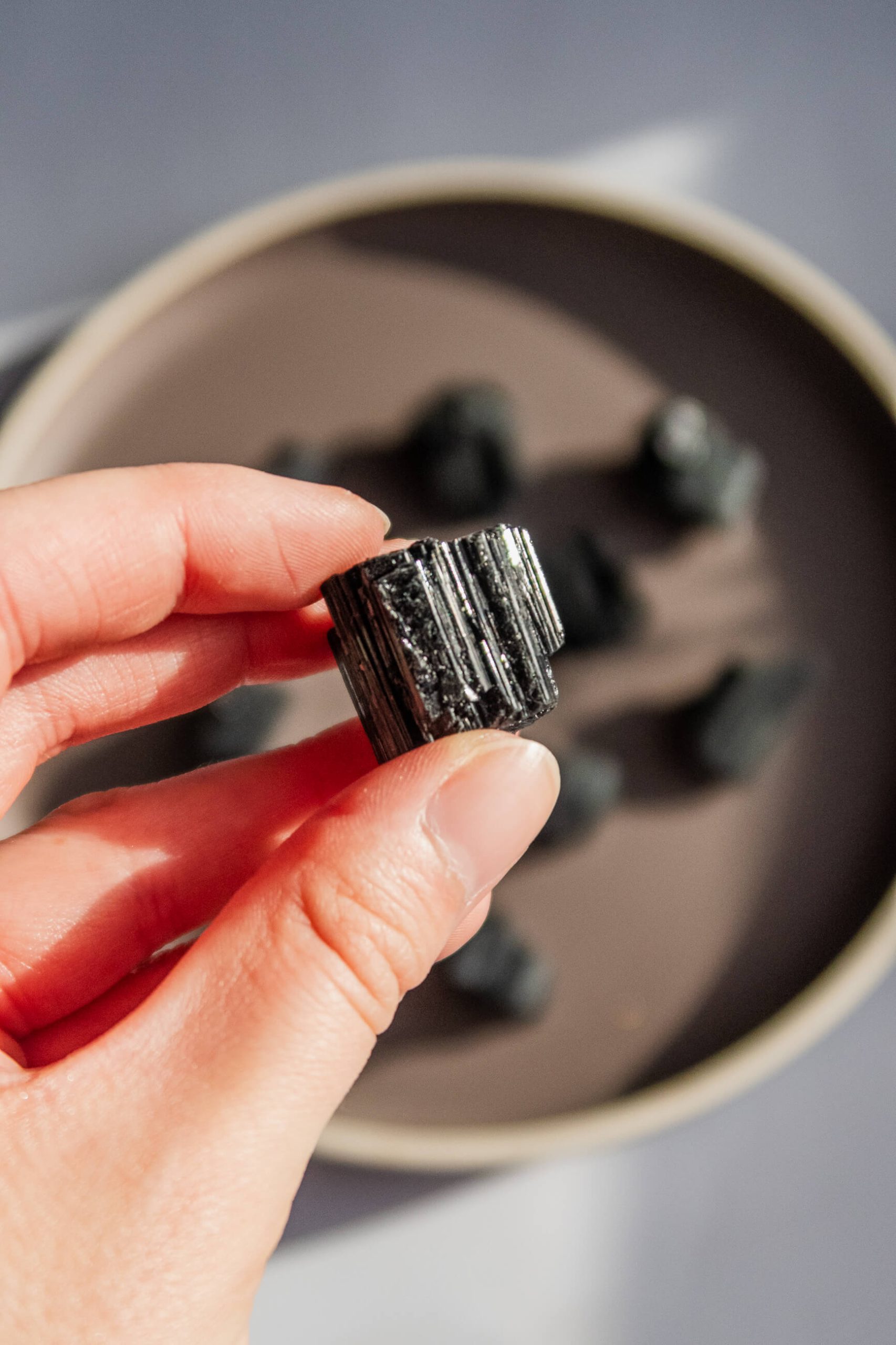 Turmalin czarny surowa bryłka 1-2 cm - obrazek 3