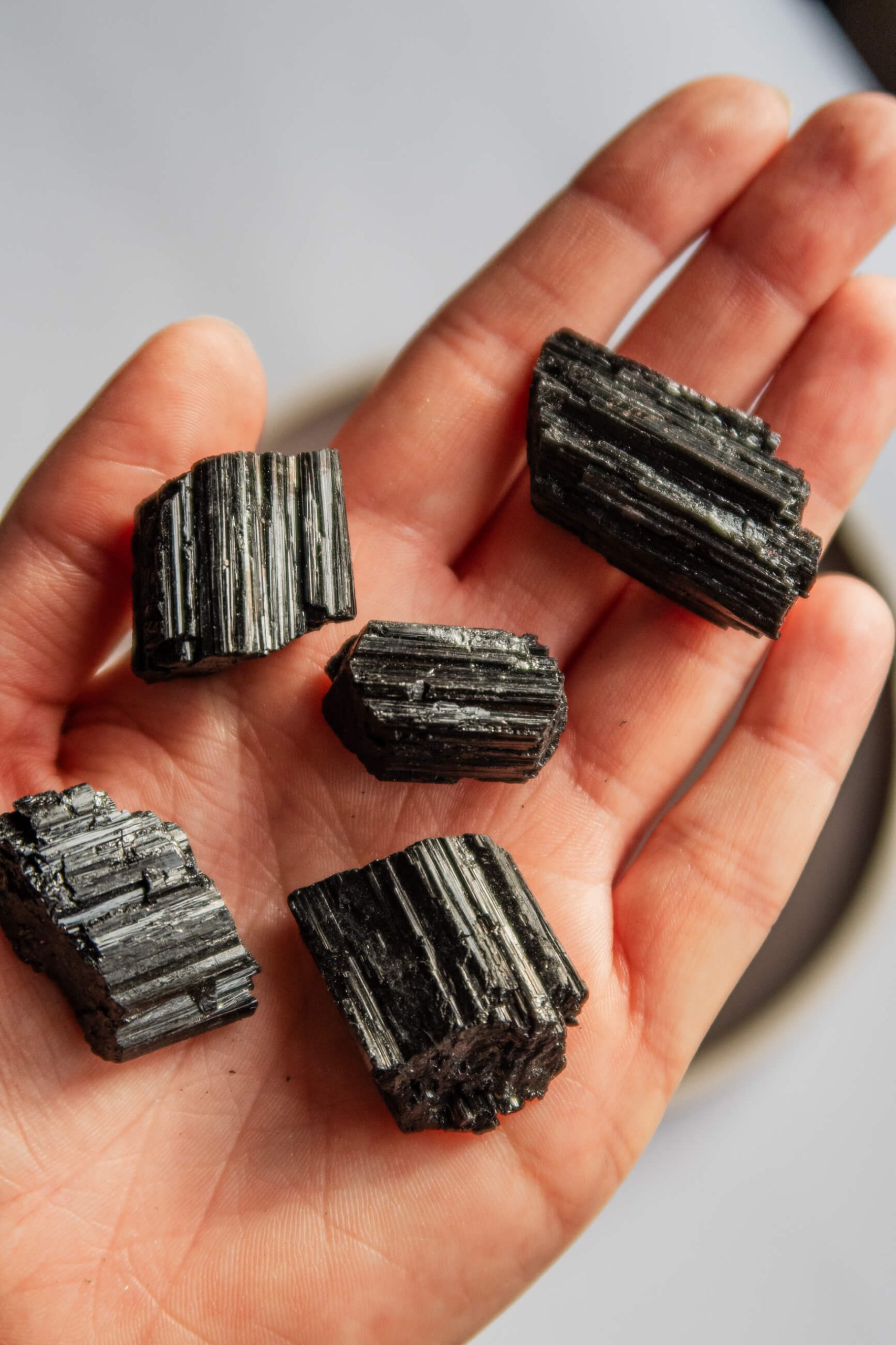 Turmalin czarny surowa bryłka 1-2 cm - obrazek 2